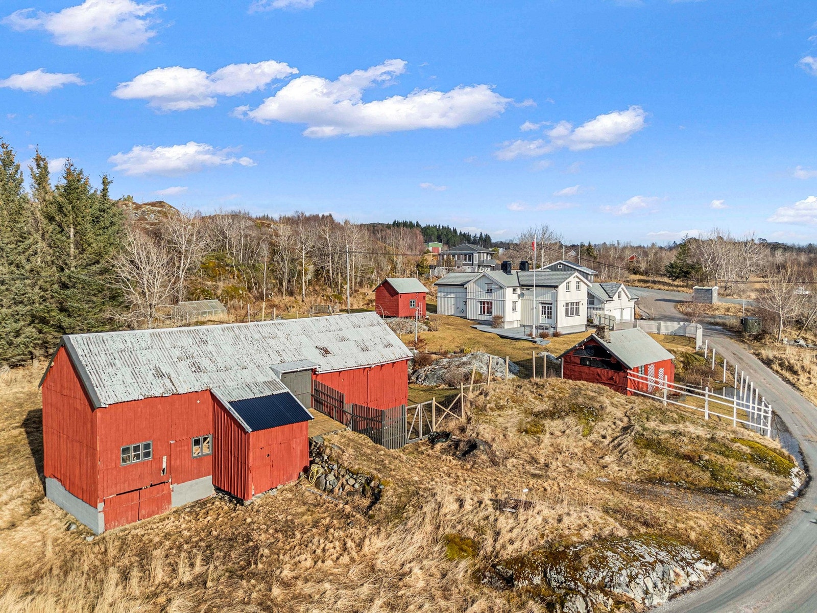 Flere uthus og driftsbygninger gir gode lagringsmuligheter og fleksibel bruk av eiendommen. Galleribilde