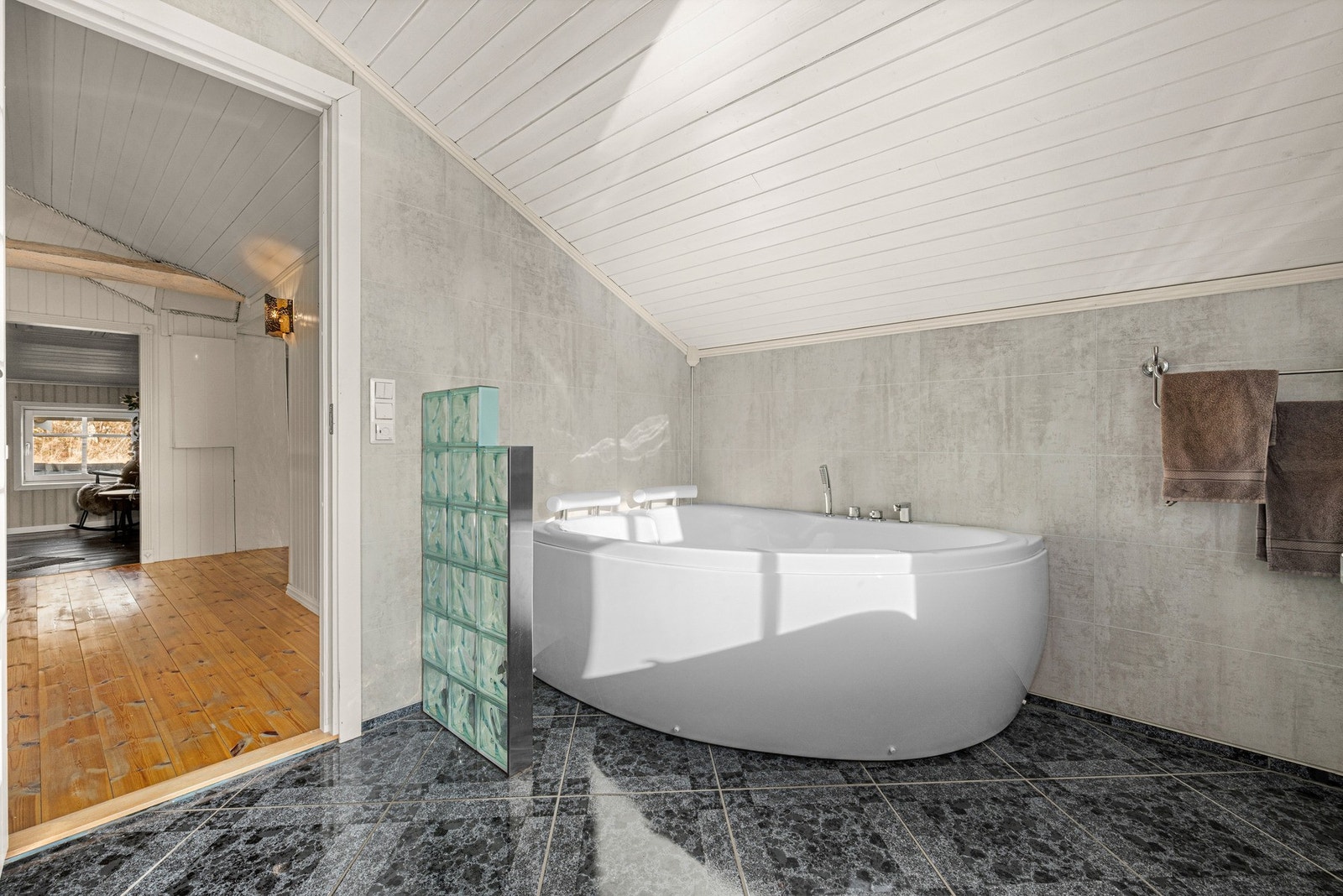 Badet har også et romslig dobbelt badekar som gir en ekstra komfort i hverdagen. Galleribilde