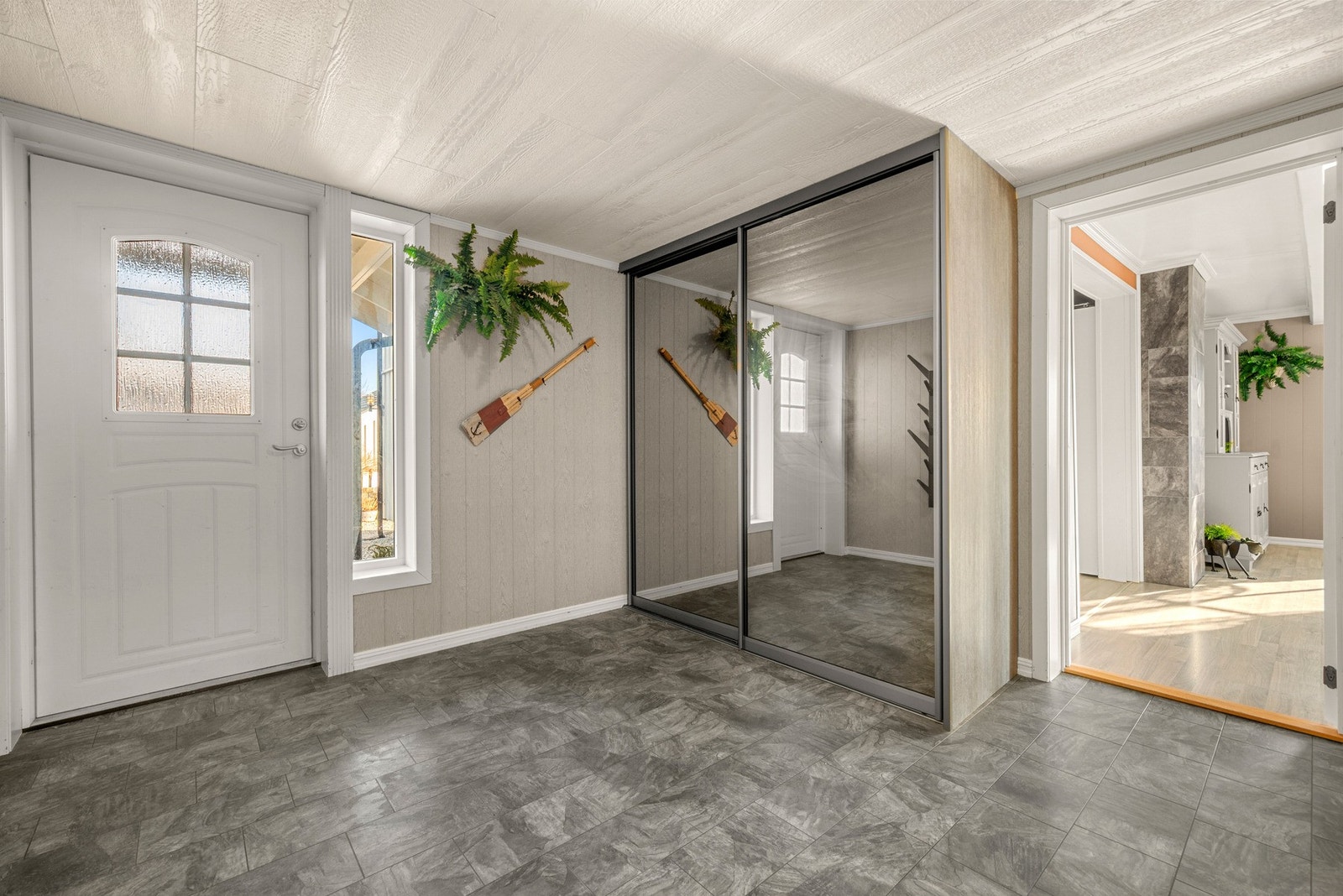 Lys og romslig entré med god plass til oppbevaring av yttertøy og sko. Galleribilde