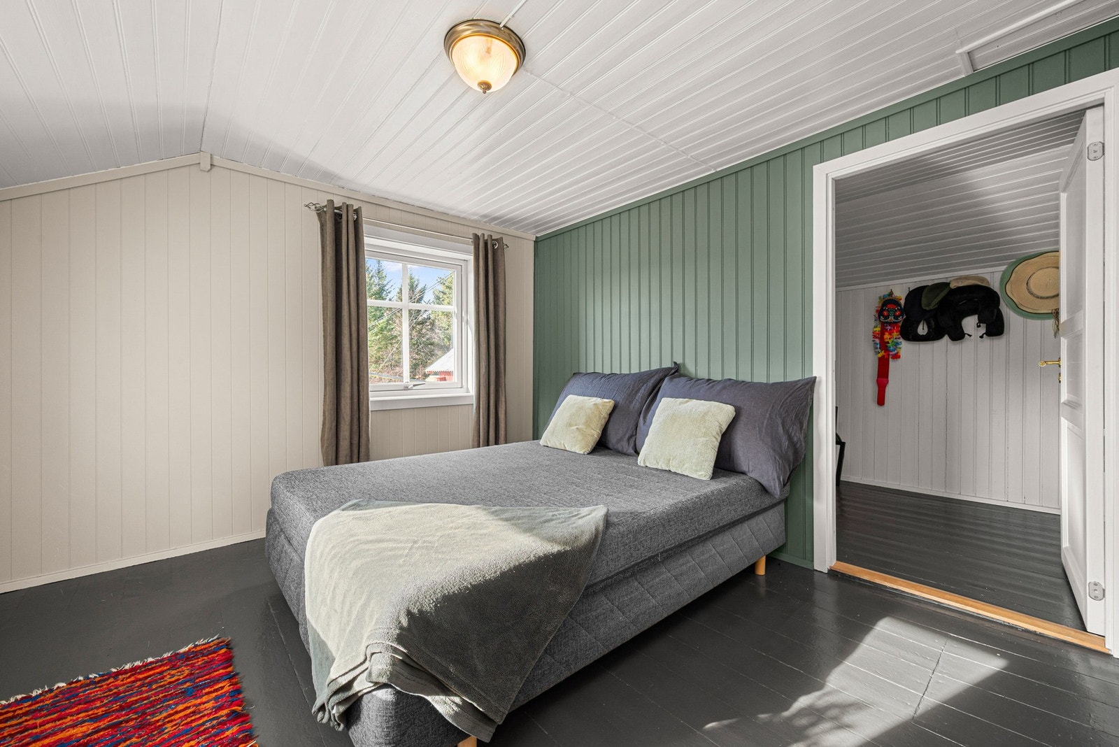 Et av boligens soverom med god plass til seng og oppbevaring. Galleribilde