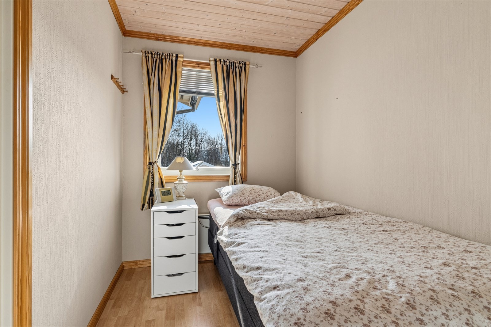 Også her er det plass til seng og garderobeskap. Galleribilde