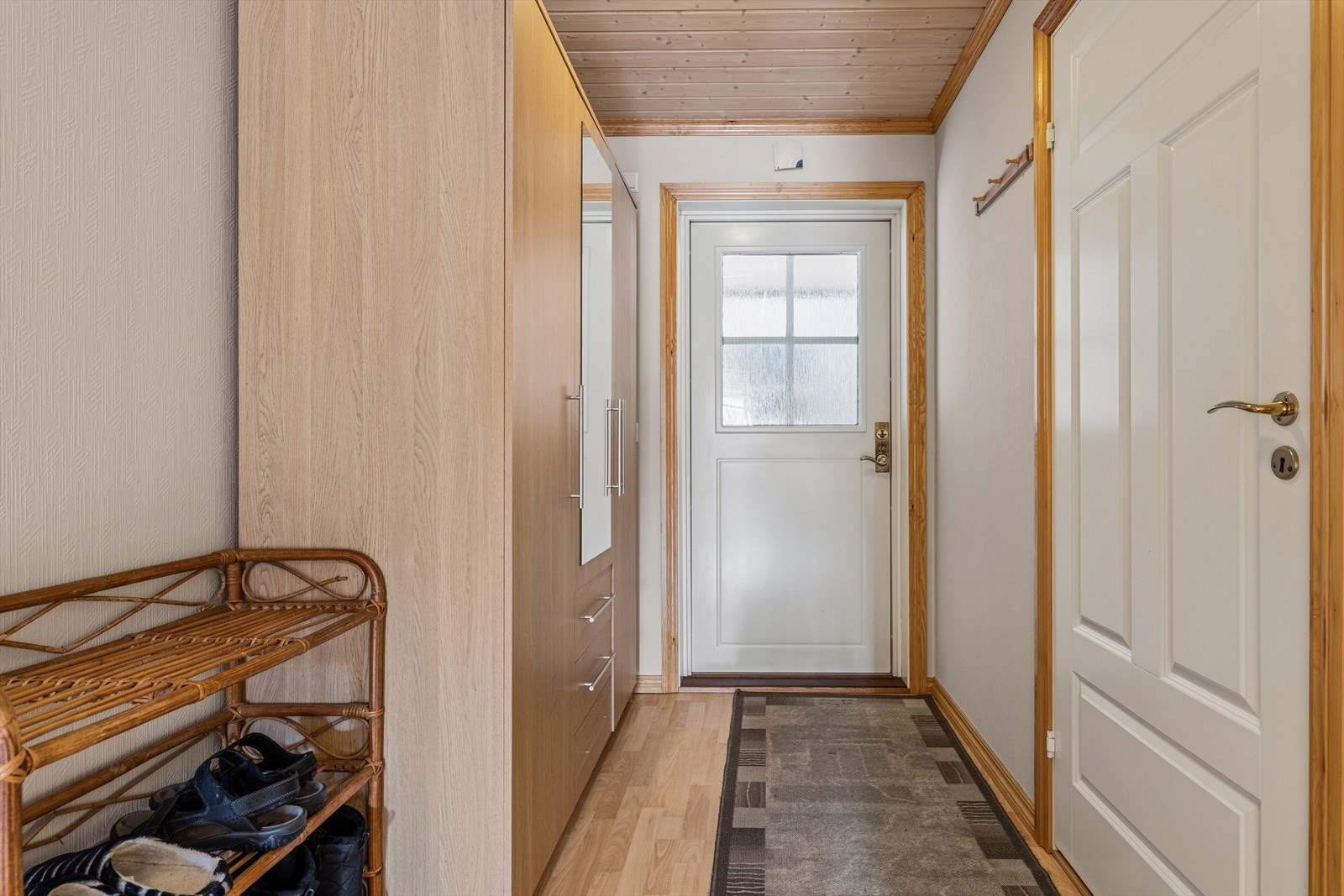 Entréen har plass til garderobeløsning for oppbevaring av yttertøy og sko. Galleribilde