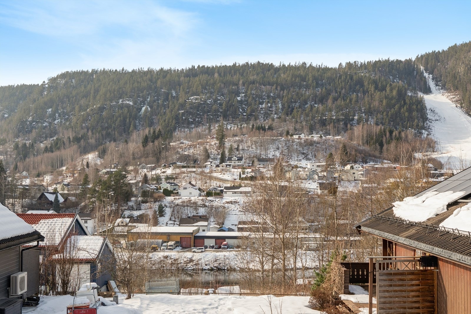 Fra eiendommen er det fin utsikt utover nærområdet og områder rundt. Her får du en attraktiv beliggenhet med flott utsikt, der omgivelsene kan nytes fra både inne- og uteområdene. Galleribilde