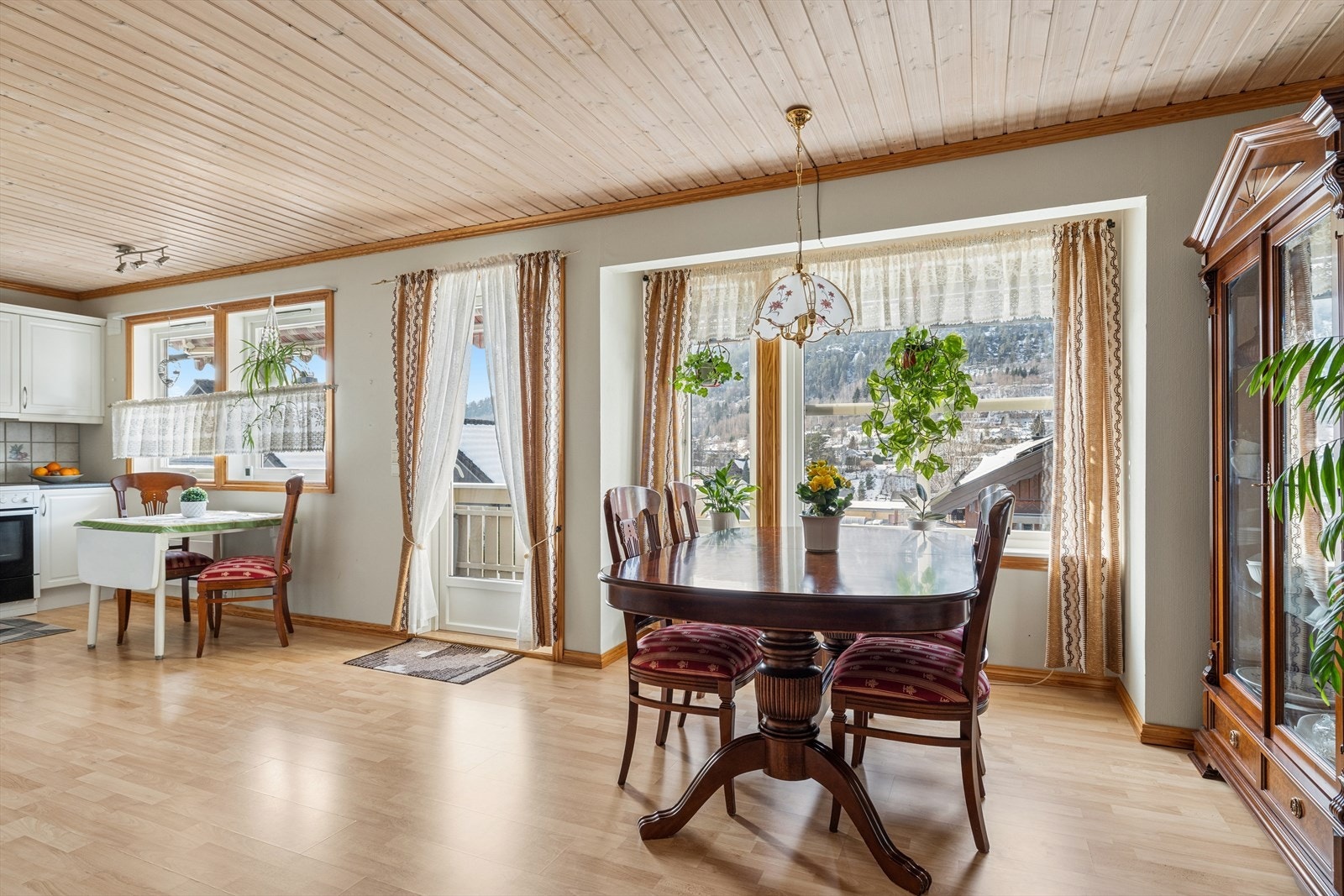 Spisestuen er en naturlig forlengelse av kjøkkenet, perfekt for måltider og sosiale sammenkomster. Galleribilde