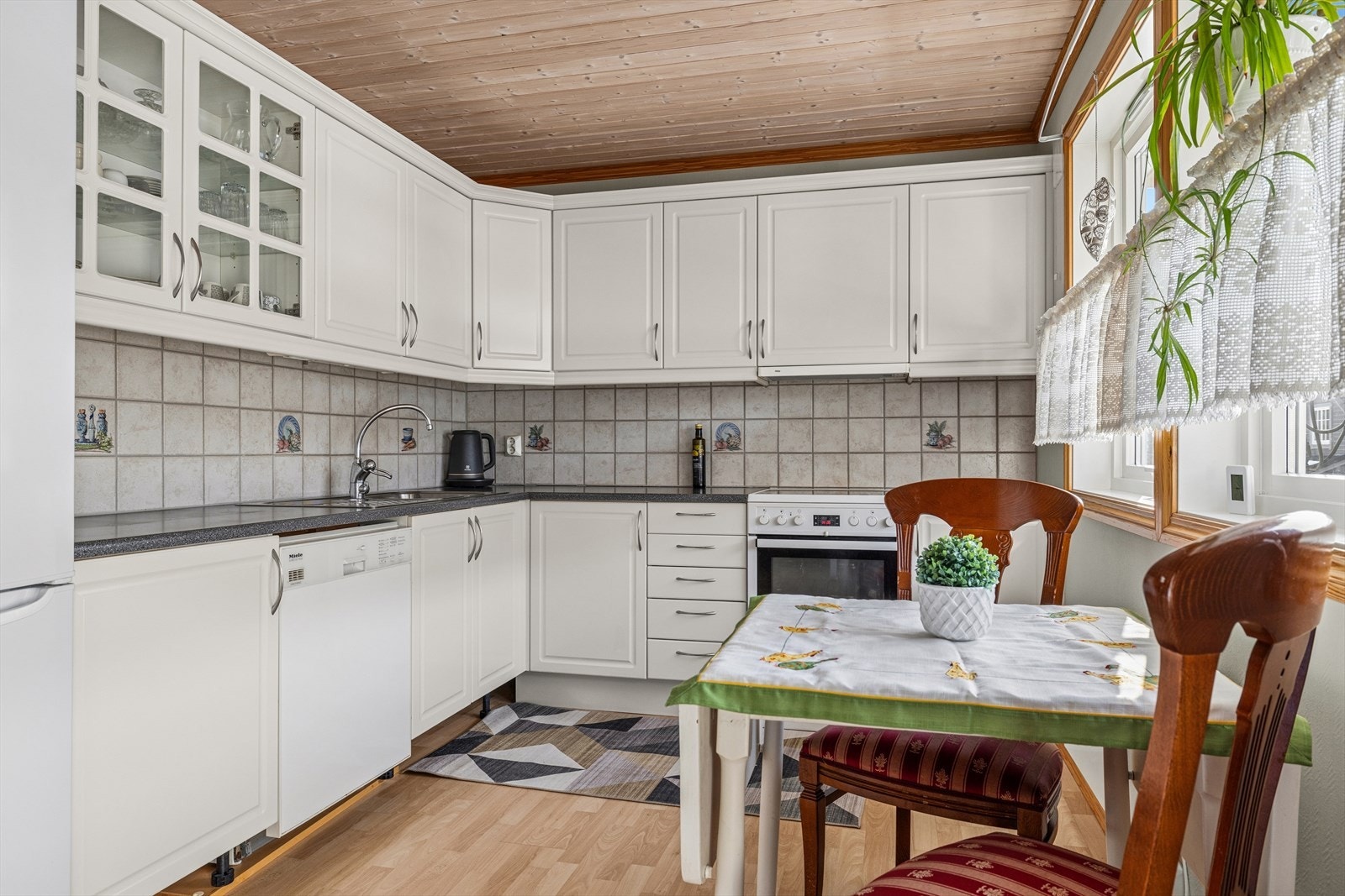 Kjøkkeninnredning med profilerte fronter og god skap- og benkeplass. Her er det også rom for en hyggelig spiseplass. Galleribilde