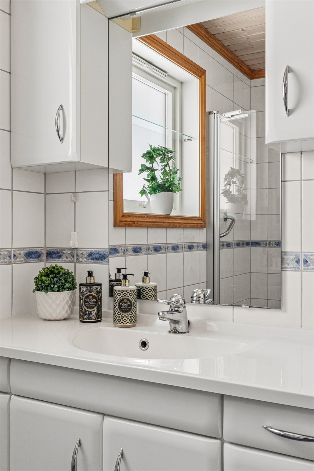 God oppbevaringsplass i baderomsinnredningen og speilskap. Galleribilde