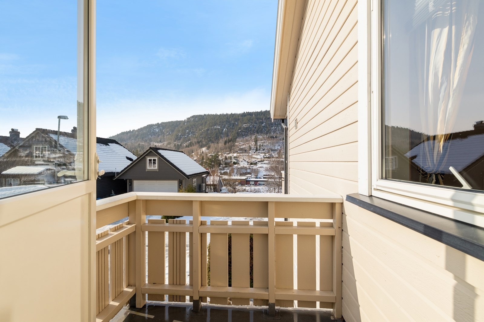 Den private balkongen utenfor soverommet fungerer som en skjermet og trivelig uteplass, perfekt for å nyte en stille stund i fredelige omgivelser. Galleribilde