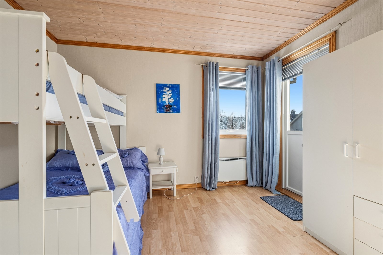 Leiligheten byr på to soverom, hvor det ene har direkte utgang til en praktisk luftebalkong - perfekt for å slippe inn frisk luft og skape en ekstra følelse av rom og lys. Galleribilde