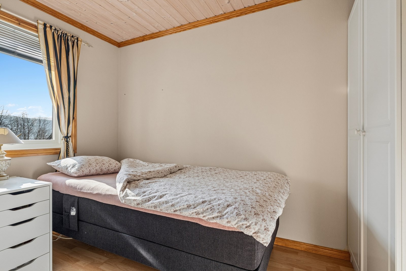 Leilighetens andre soverom passer utmerket som barnerom, gjesterom eller kontor. Galleribilde