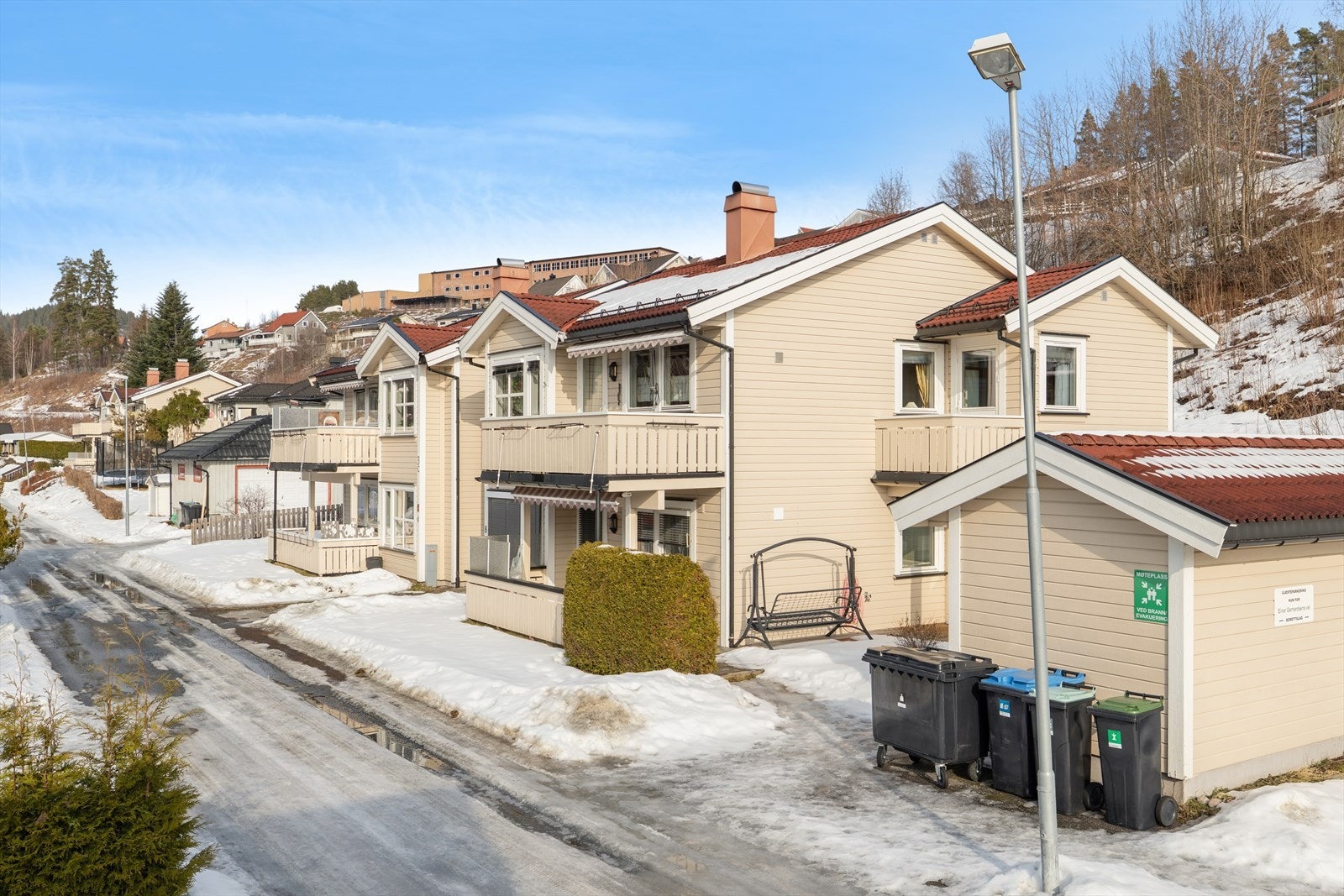 Leiligheten ligger pent til på Kasinmoen, i et etablert og rolig boligområde like ved Notodden sentrum. Fra leiligheten er det kort og lettvint vei til byens store utvalg av fasiliteter. Busstoppet Lienveien blokka er kun ca 4 minutters gange unna. Galleribilde