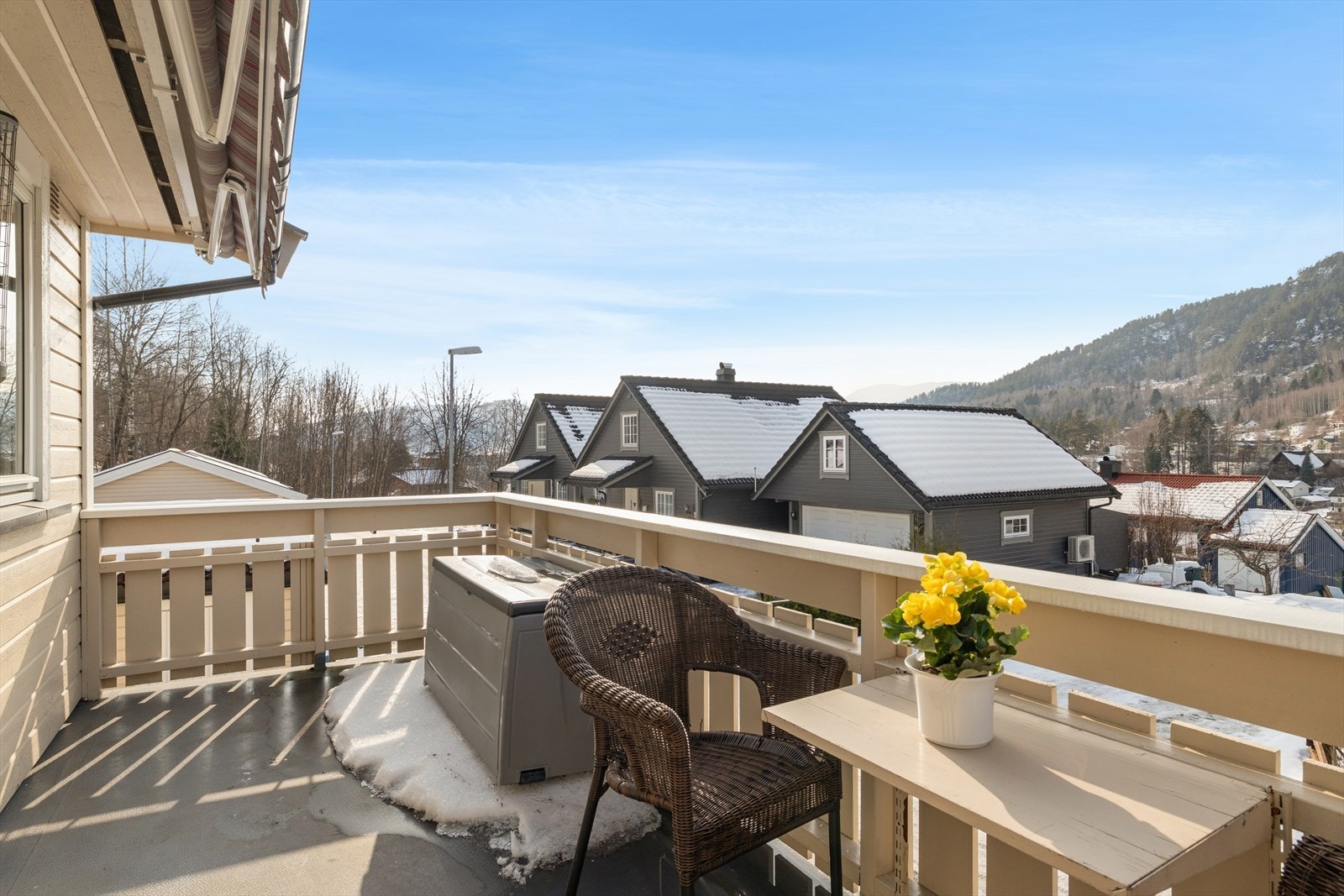 Fra stuen er det utgang til en av leilighetens to balkonger. Her er det gode solforhold og fin utsikt over nærområdet. Galleribilde