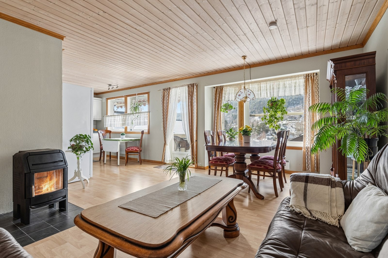 Stuen er romslig og har en åpen løsning mot kjøkkenet, med god plass til både sofagruppe og spisebord. Vedovn for hygge og velvære på kalde dager. Galleribilde