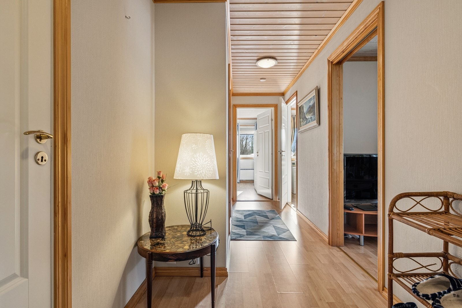 Fra gangen har du direkte tilgang til leilighetens innvendige bod, det praktiske baderommet samt begge soverommene. Planløsningen er gjennomtenkt og funksjonell, med alle hovedrom samlet rundt entréen for enkel og effektiv bruk av boligen. Galleribilde