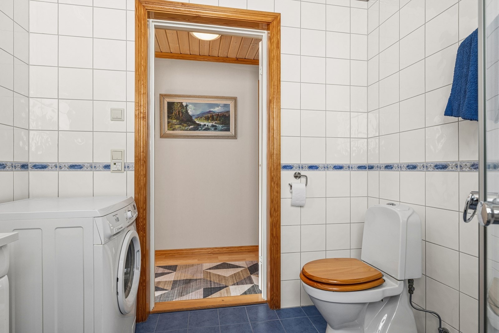 Badet er praktisk innredet med toalett og servant med underskap. Galleribilde