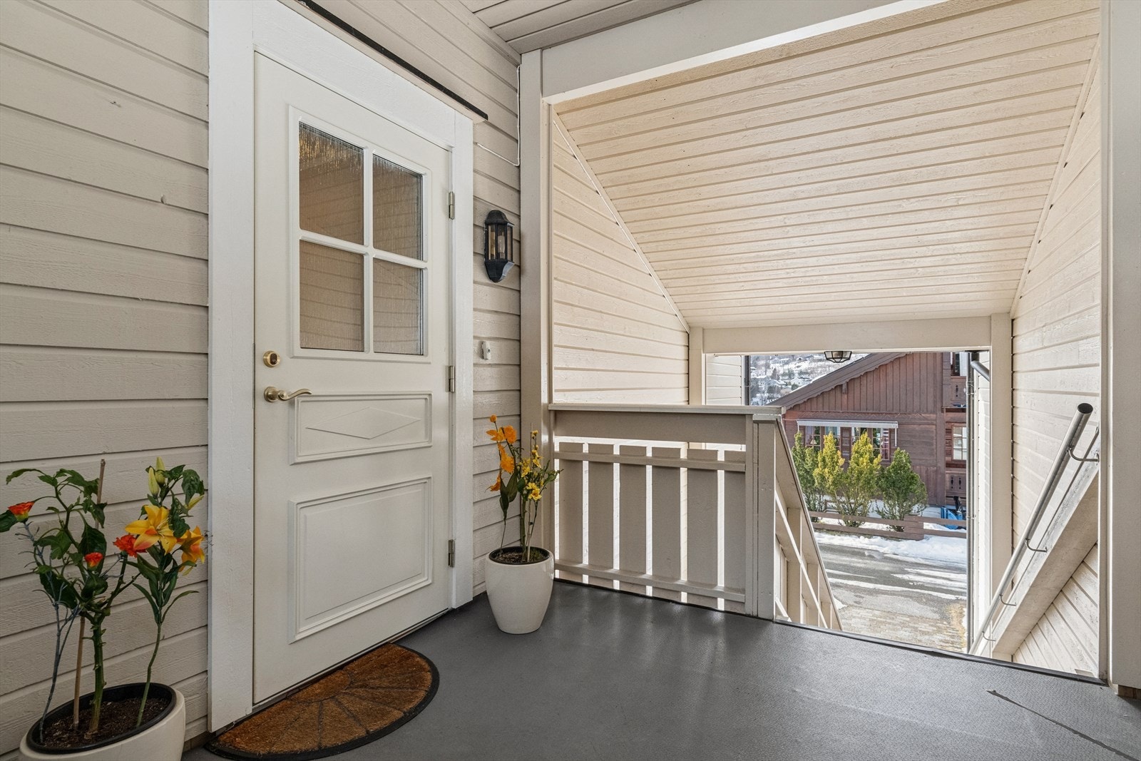 Overbygget og skjermet inngangsparti som ønsker deg velkommen hjem. Leiligheten ligger i 2. Etg i en 4-mannsbolig fra byggeåret 2005, som er en del av Einar Gerhardsensvei borettslag. Galleribilde