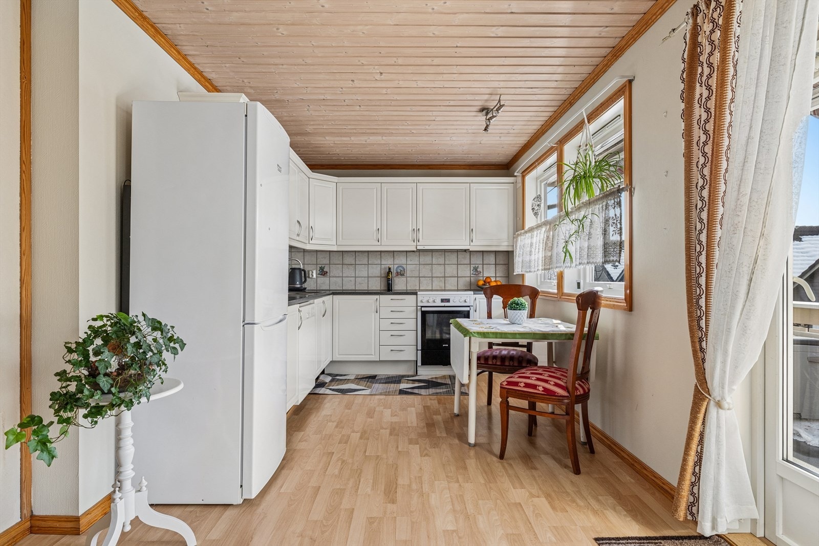 Kjøkkenet er praktisk utformet og store vindusfalter som inviterer lyset og naturen inn. Galleribilde