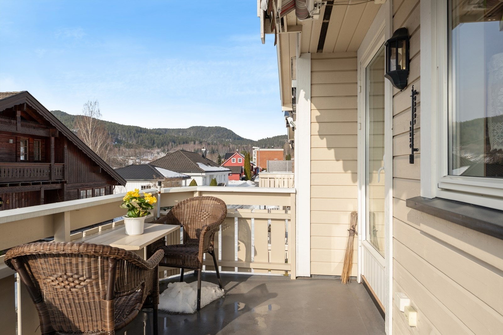 Balkongen utenfor stuen byr på god plass til en hyggelig sittegruppe, og fungerer som en naturlig forlengelse av oppholdsrommet. Her kan du nyte morgenkaffen, ta et avbrekk i solen eller invitere til en avslappende stund utendørs. Galleribilde