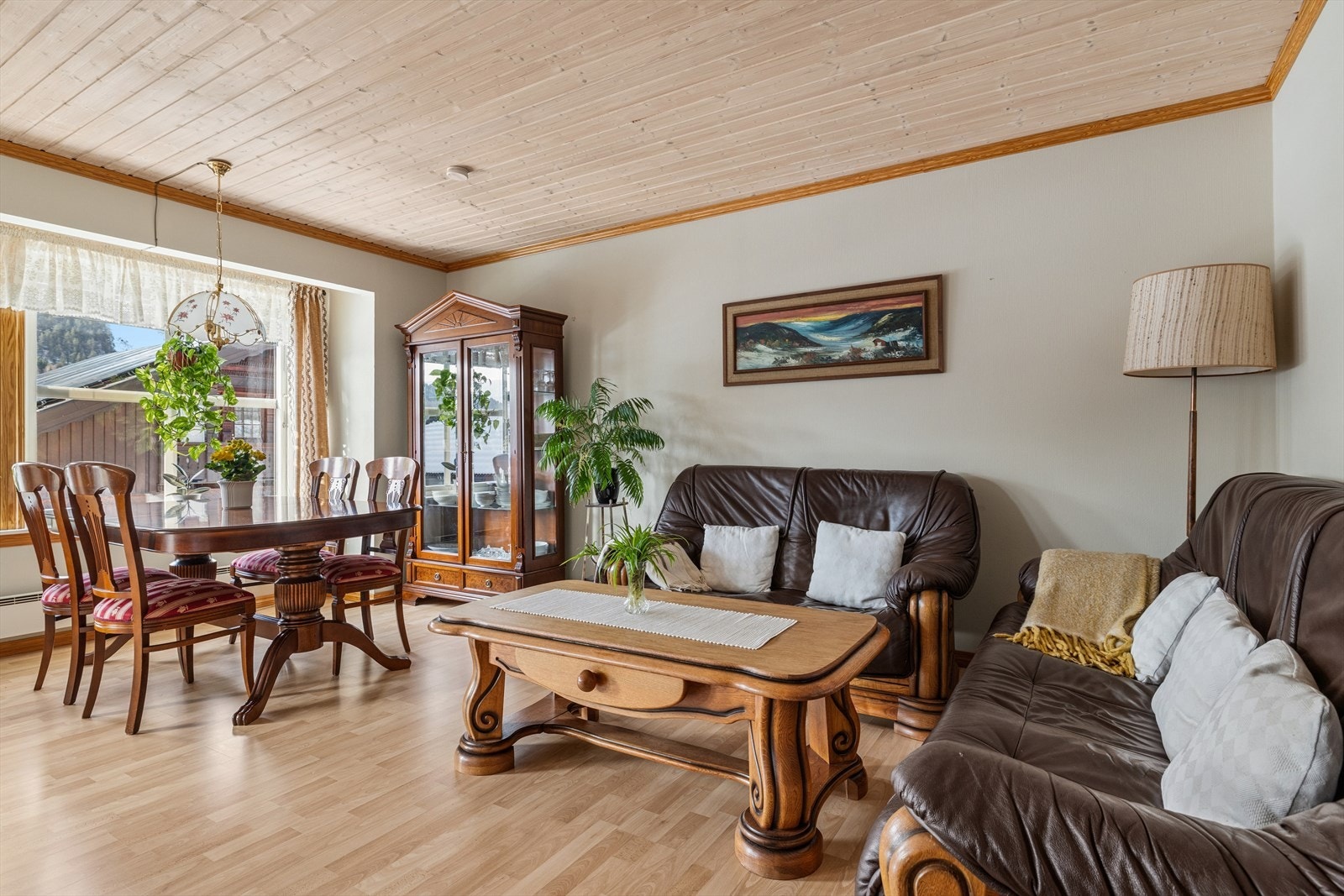 Stuen og spisestuen danner et lyst og innbydende allrom, perfekt for både avslapning og sosiale sammenkomster. Galleribilde