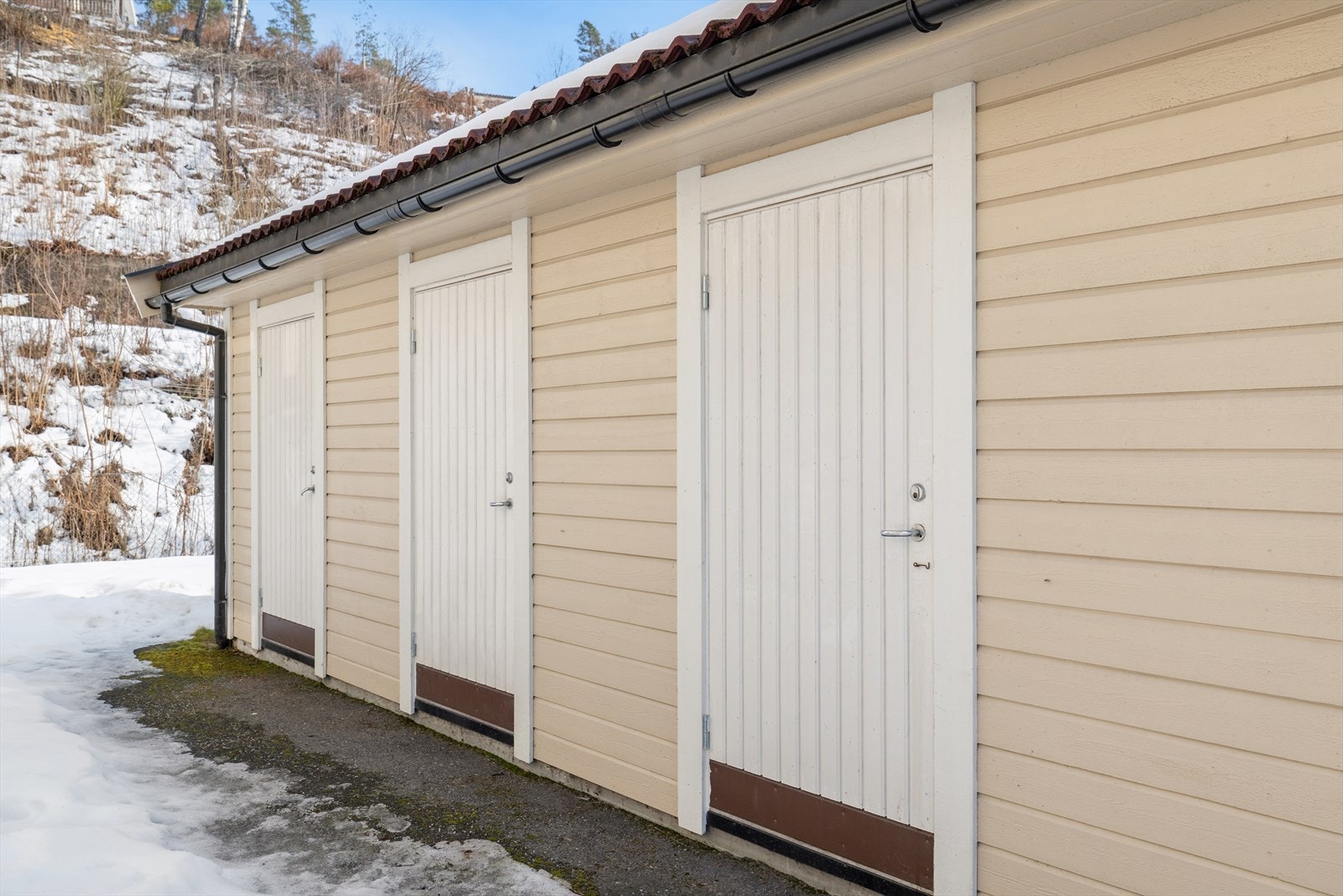 Leiligheten disponerer en romslig, utvendig bod for ekstra lagring. Galleribilde