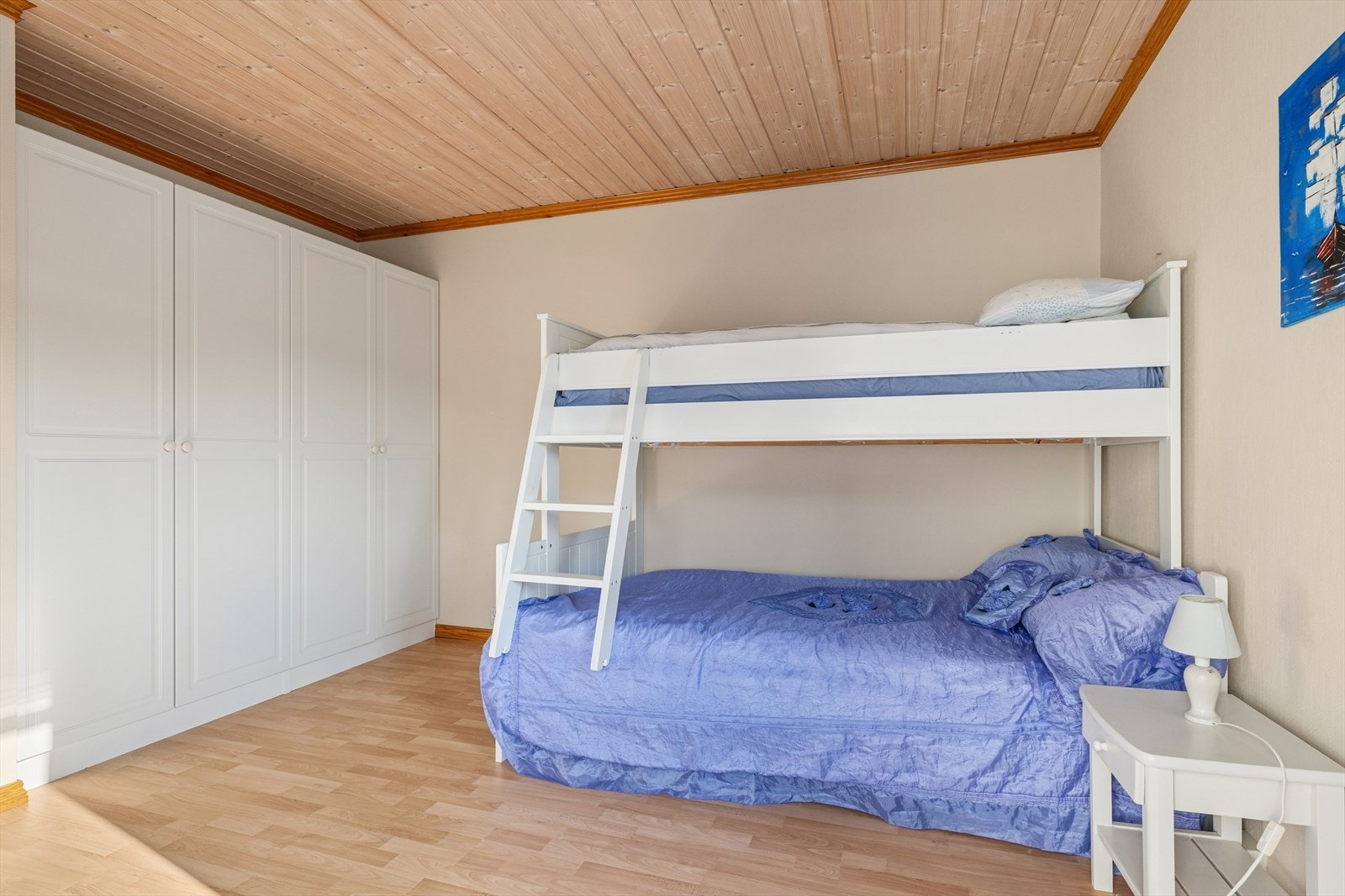 Soverommet har god plass til en romslig dobbeltseng og inneholder en praktisk garderobeløsning for oppbevaring. Galleribilde