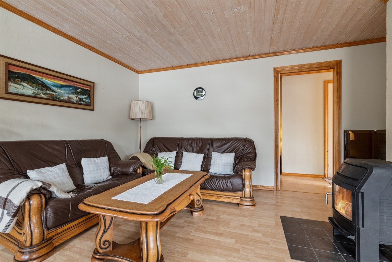 Vedovnen i stuen skaper en lun og behagelig atmosfære, og sørger for god varme på kjølige dager. Den gir rommet et ekstra innslag av hygge og gjør stuen til et naturlig samlingspunkt. Galleribilde