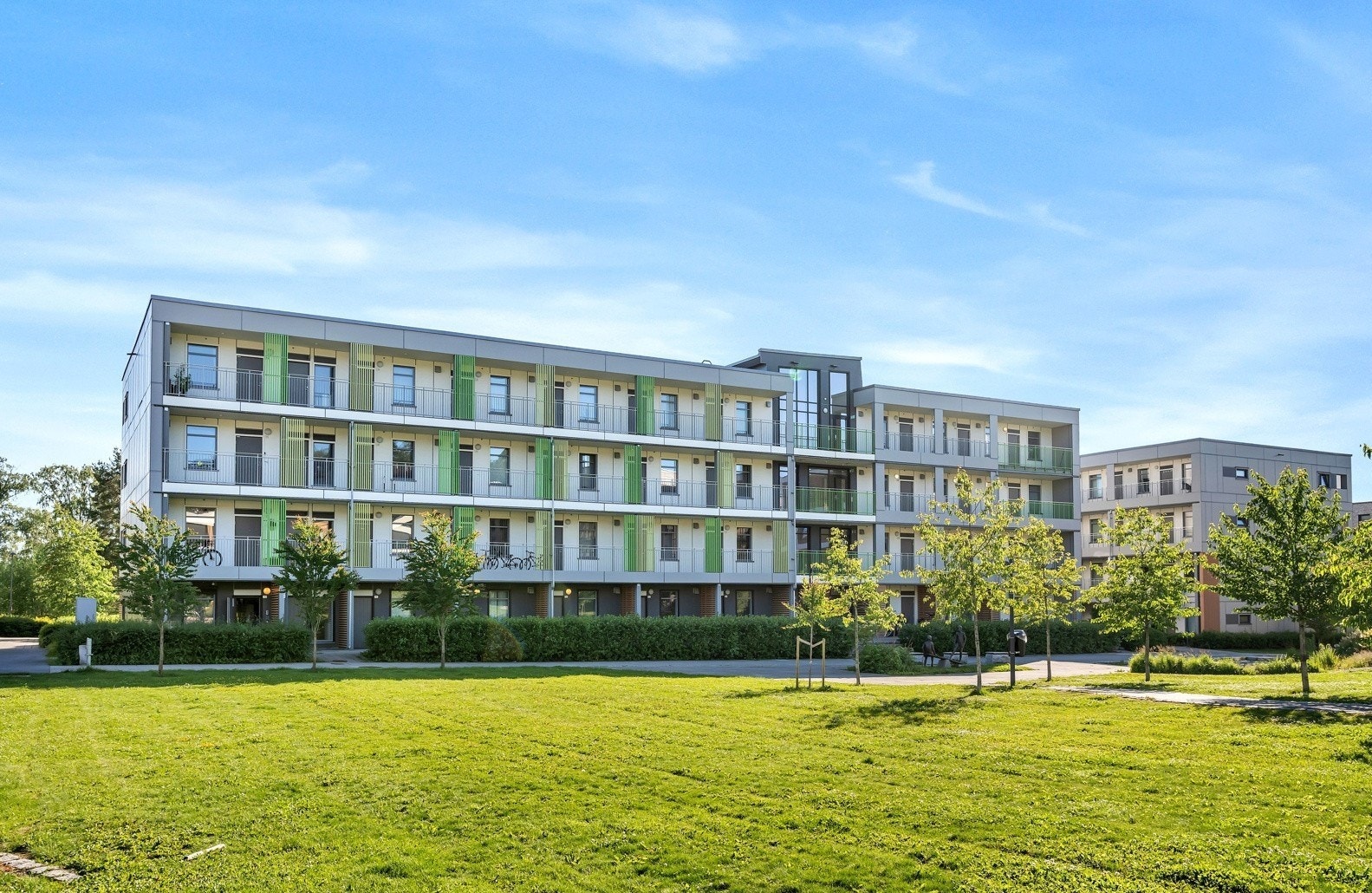 Fasade - pent opparbeide felles grøntområder og lekeplasser. Galleribilde