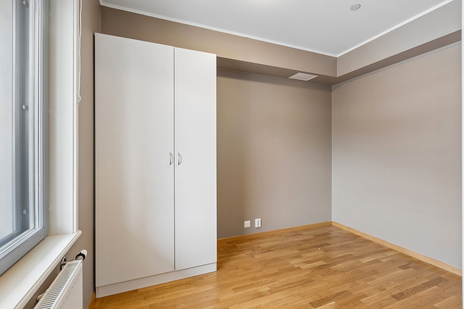 Soverom - praktisk soverom vendt mot bakgård og med skap. Galleribilde