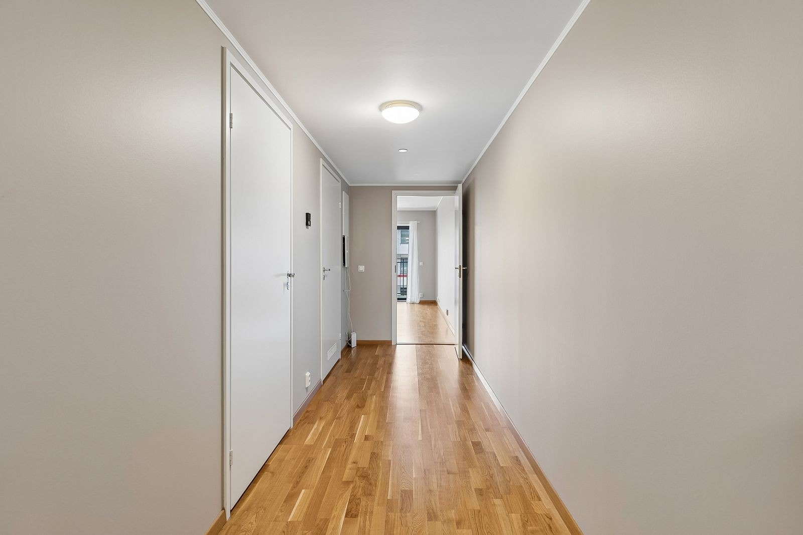 Gang - romslig og praktisk med gang med plass til yttertøy. Galleribilde