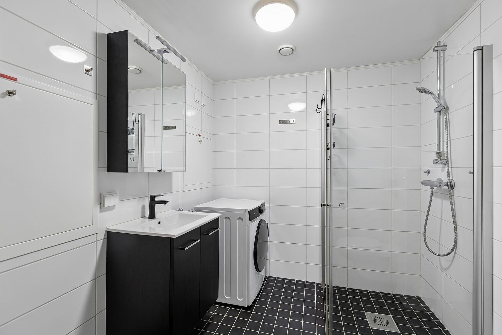 Bad - pent bad med ny innredning og vaskemaskin som medfølger. Galleribilde