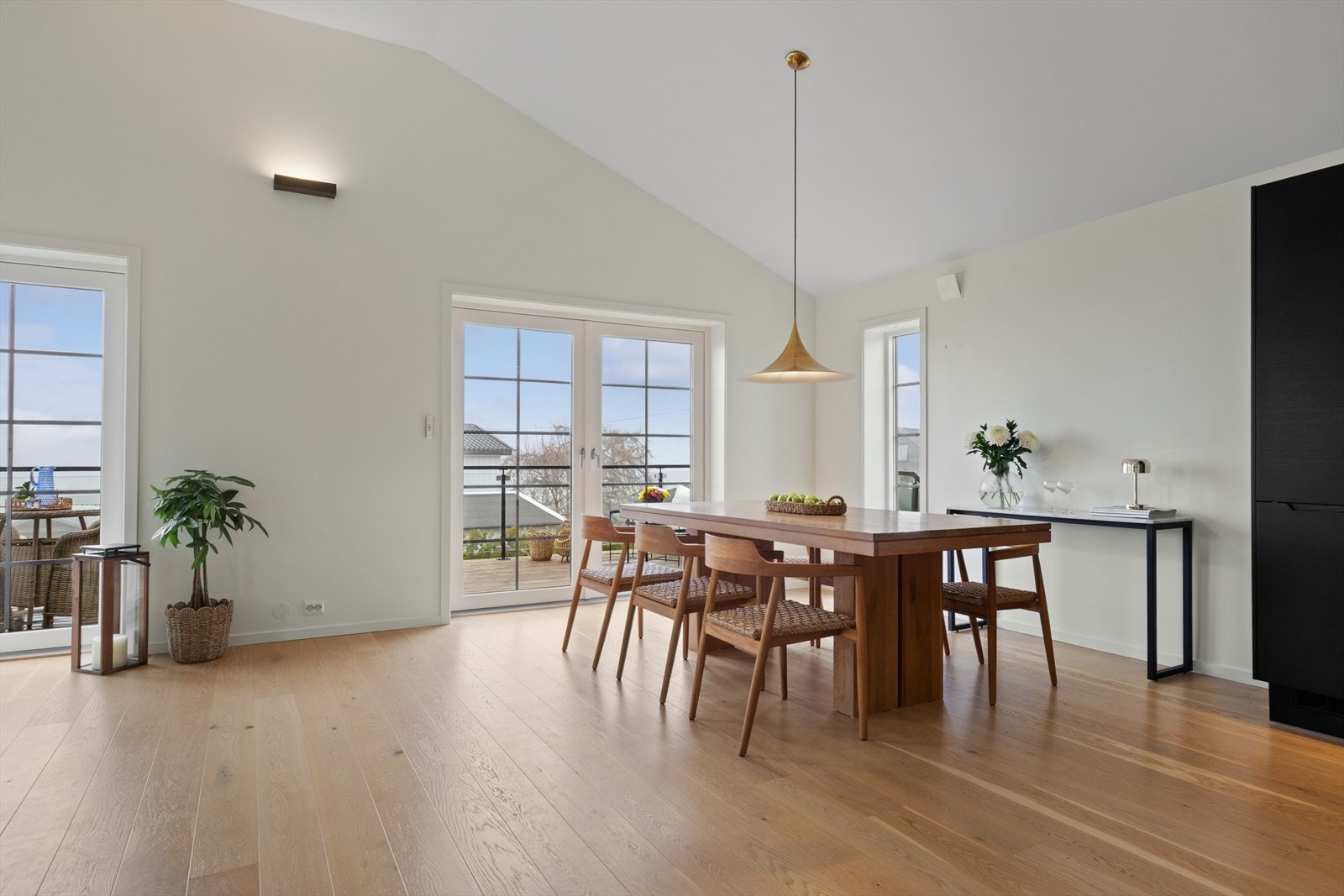 Innvendig er det meste av overflater oppgradert, inkludert ny kjøkkeninnredning samt nye baderom. Galleribilde