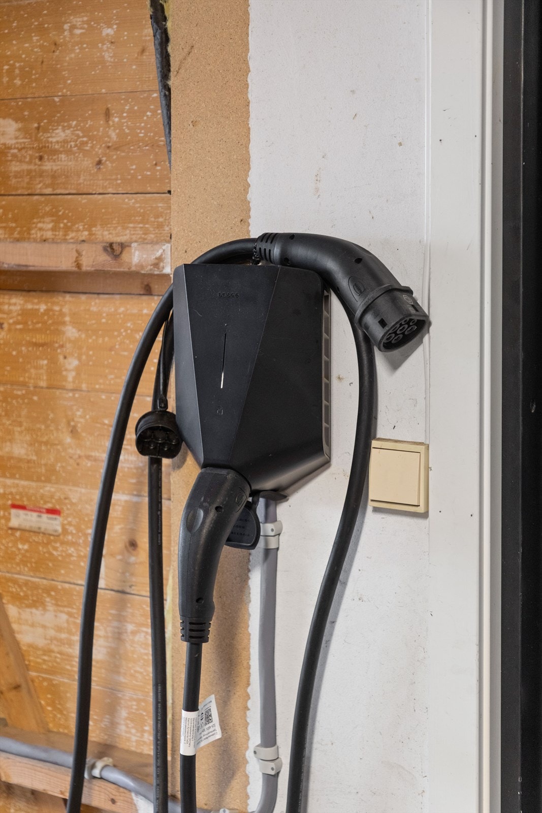 Elbil lader medfølger handelen. Galleribilde