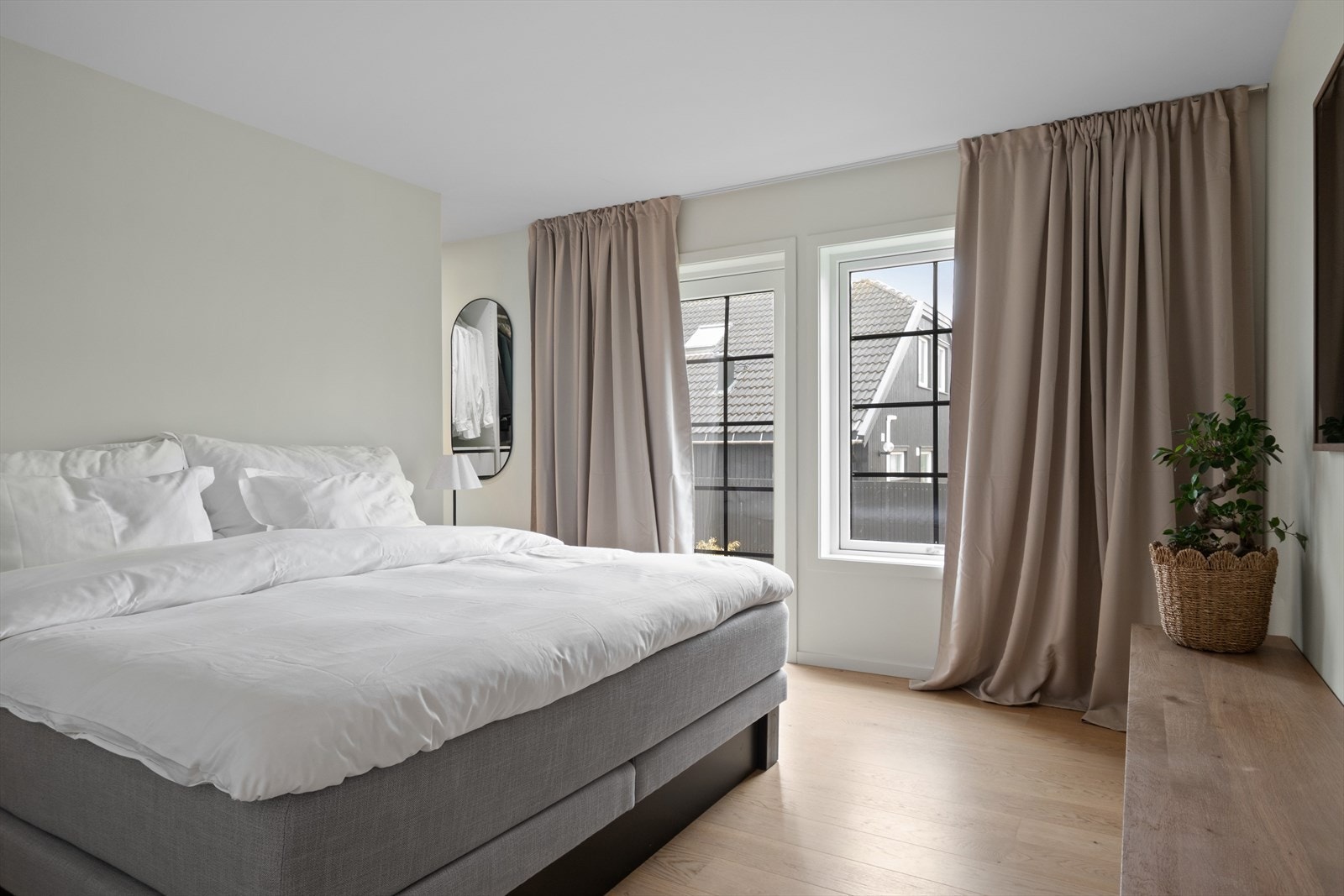 Det er walk-in closet i forbindelse med hovedsoverommet. Galleribilde