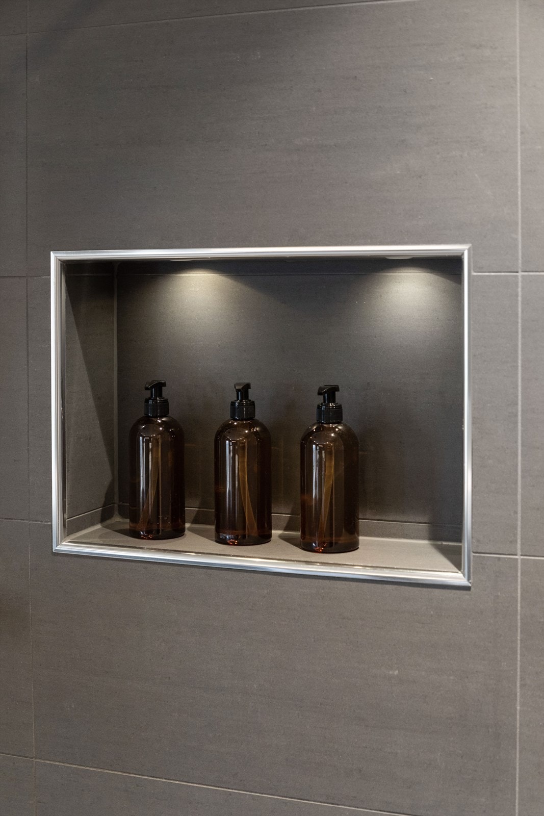 Det er innfelt hylle i dusjen for såpeflasker. Galleribilde