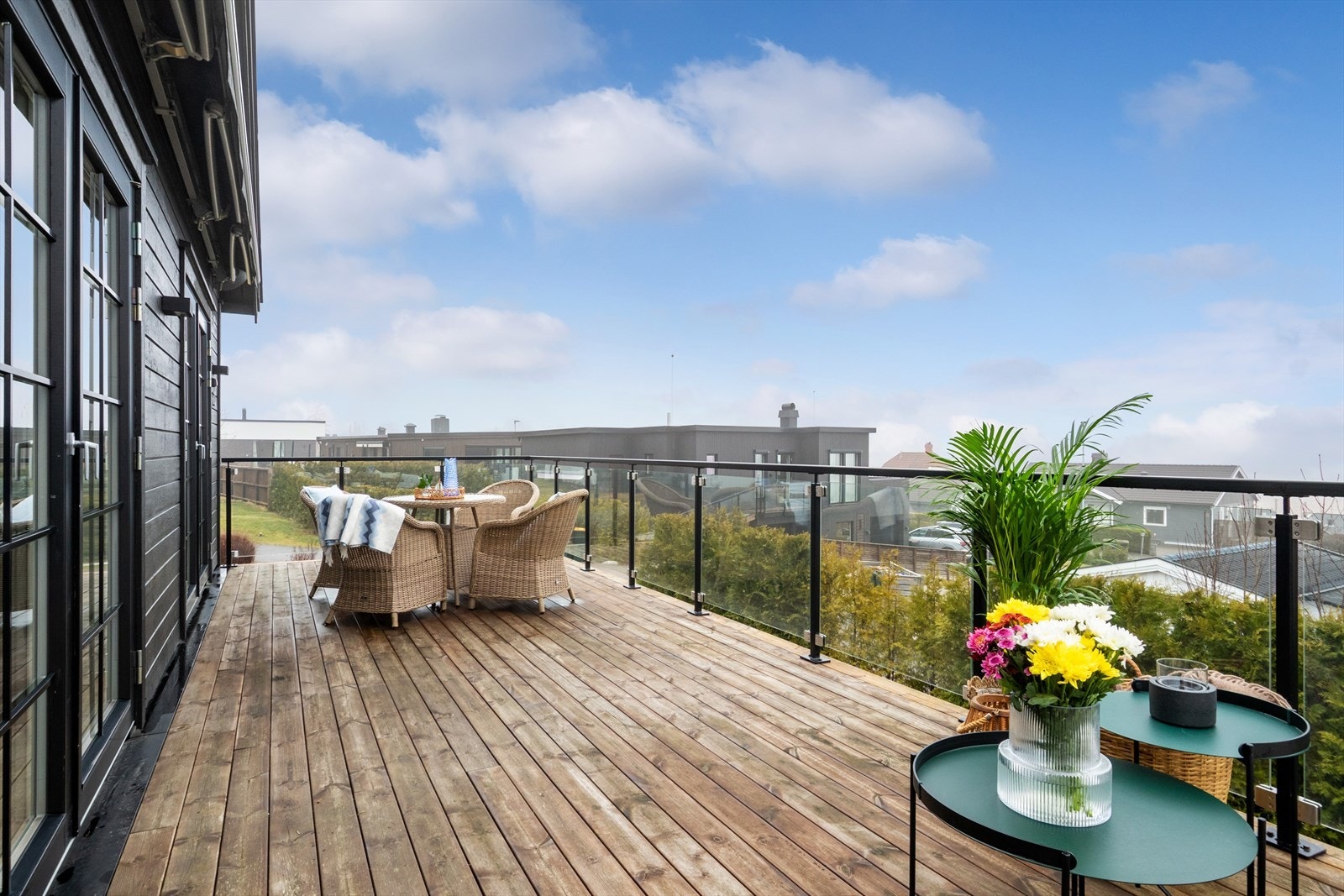 Det er flott utsikt også fra terrassen (på fotodagen var det tåkete, så det kommer ikke ordentlig fram på disse bildene). Galleribilde