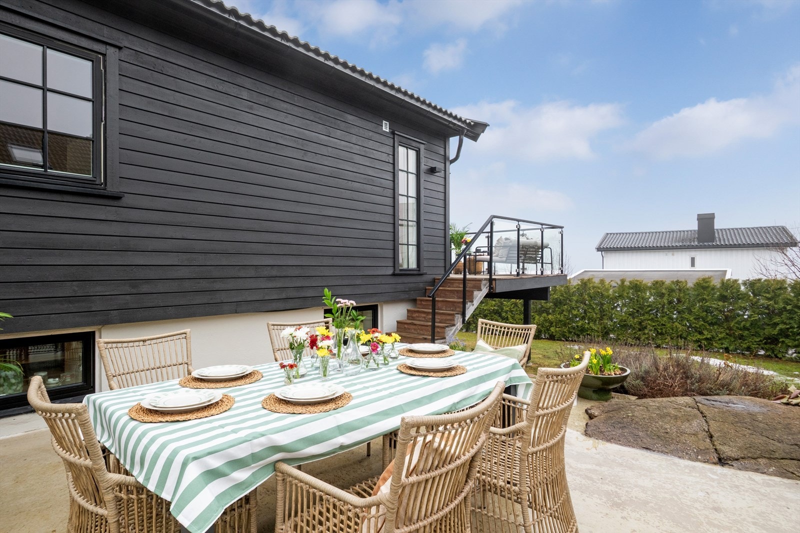 Det er adkomst fra terrassen og ned i hagen. Galleribilde