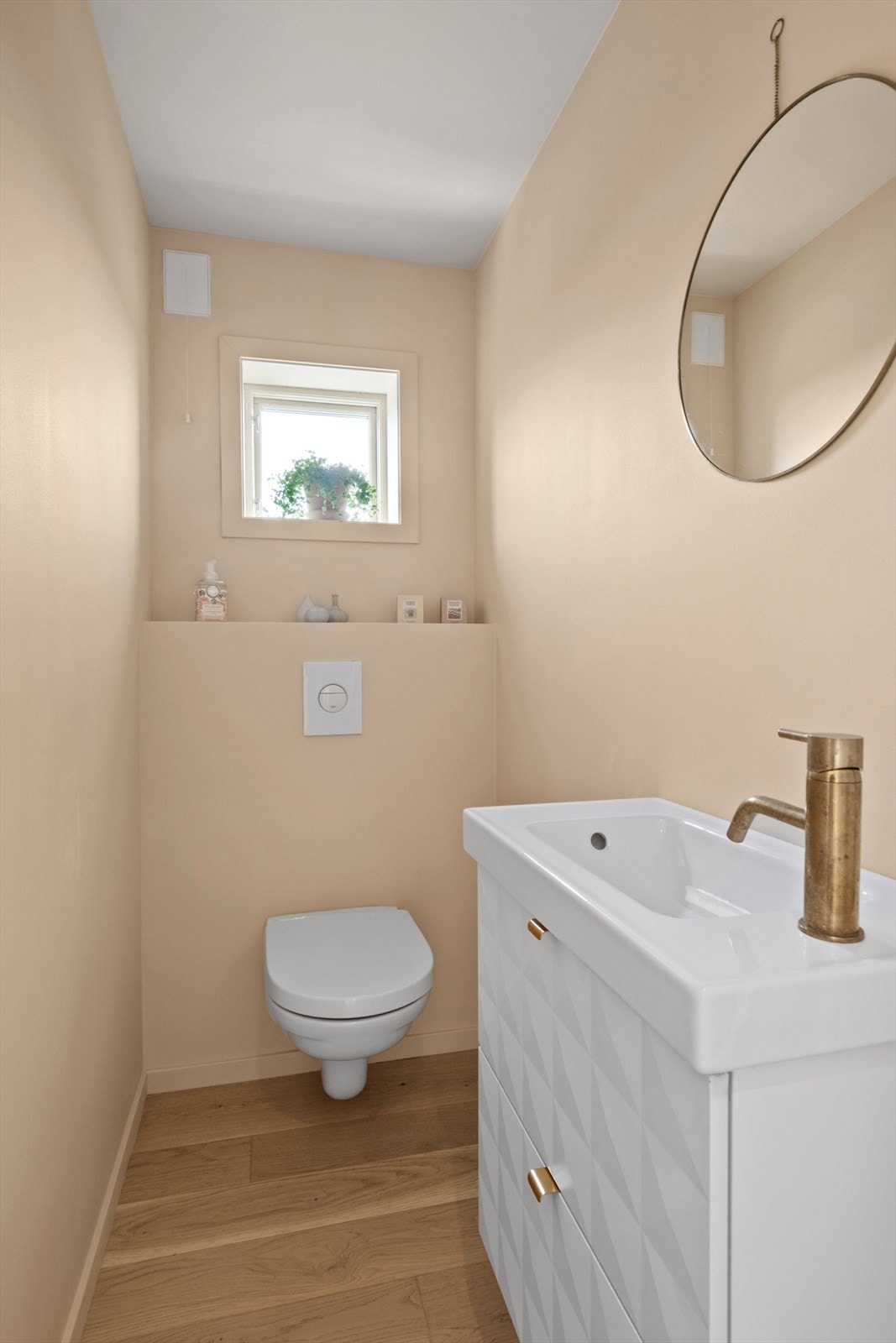 Toalettrommet er svært praktisk plassert i tilknytning entréen. Parkett på gulv. Galleribilde