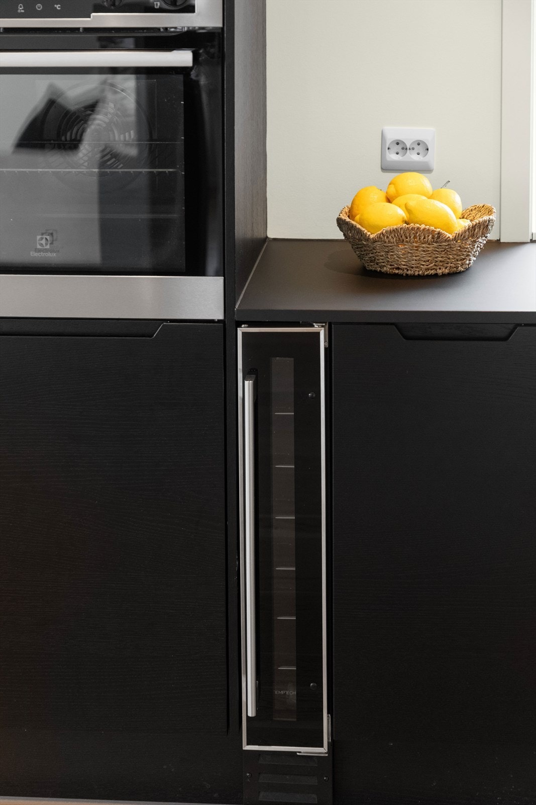 Her får du integrert vinskap, ventilator, induksjon platetopp, stekeovn og oppvaskmaskin. Galleribilde