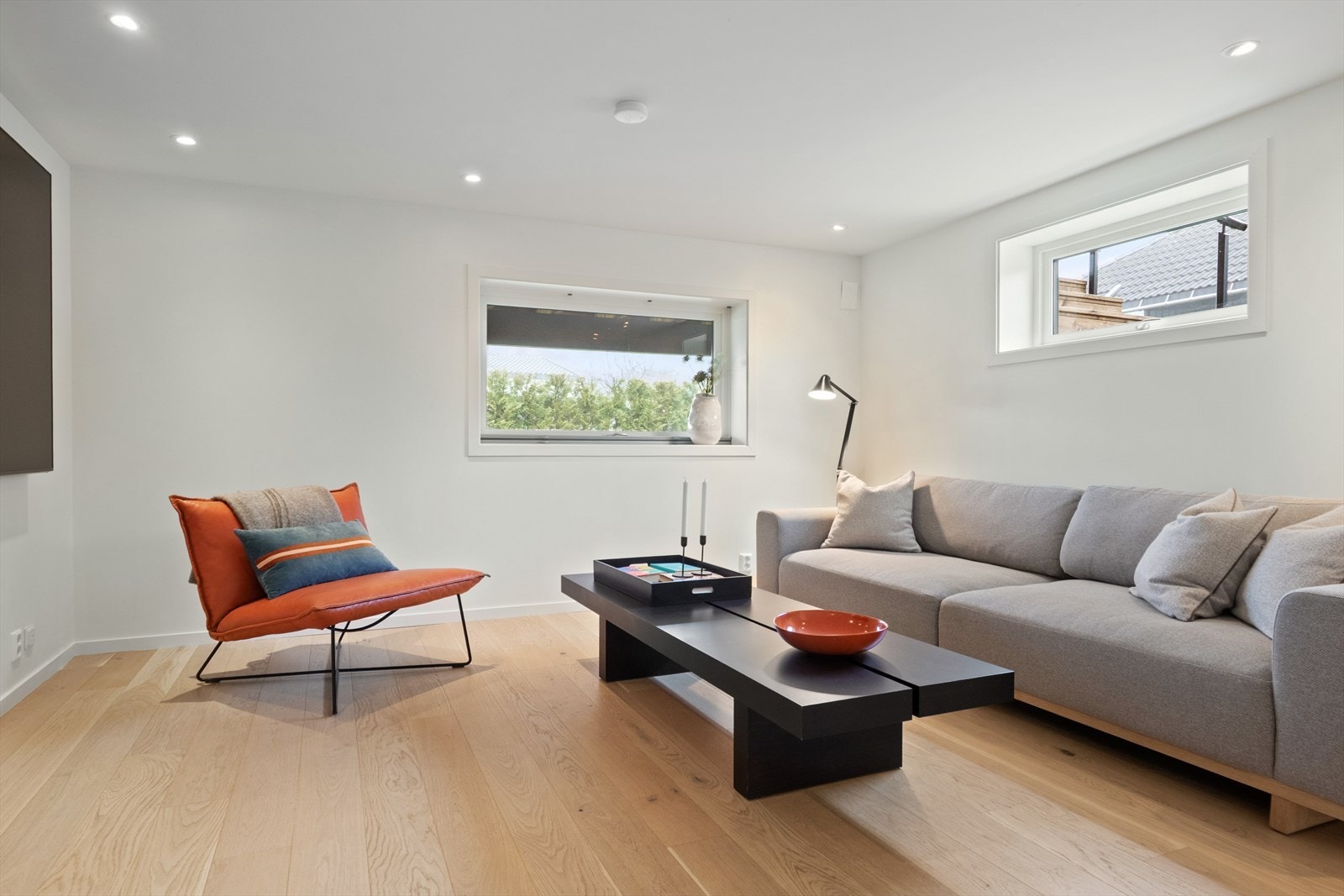 Hele underetasjen er innredet og fremstår som en lys og flott etasje - ideelt for ungdommer. Galleribilde