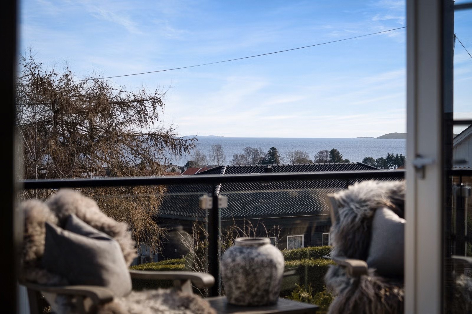 Fra stuen er det en fantastisk utsikt over sjøen. Galleribilde
