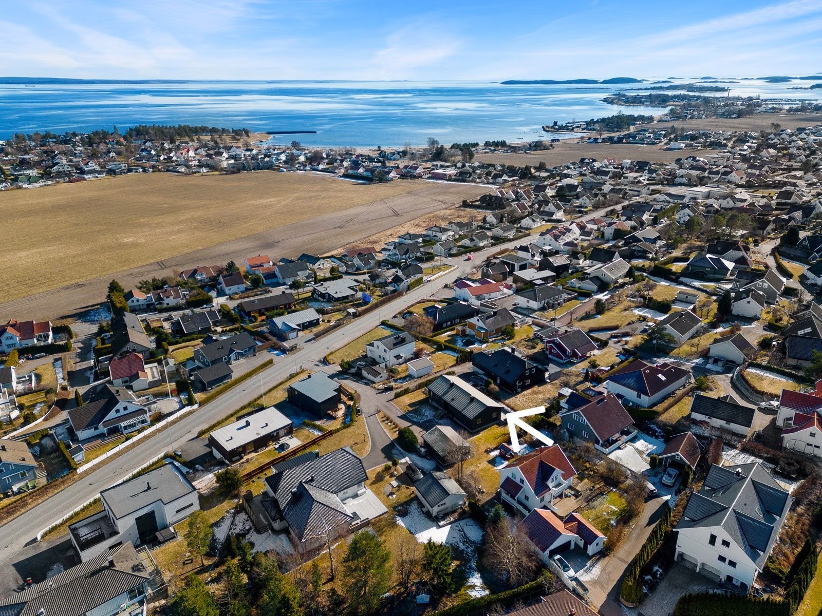 Innen ca. 5 minutters gange finner man både barnehage, Ringshaug barneskole, Ringshaug ungdomsskole og bussholdeplass, samt flotte rekreasjonsområder med gode turmuligheter. Det er også kort vei til de attraktive badestrendene Ringshaug og Skallevold. Galleribilde