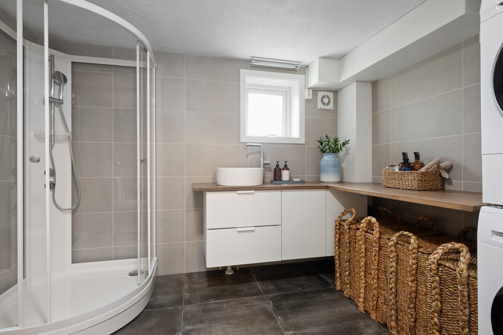 Vaskerommet/ badet er innredet med både dusj og toalett. Perfekt når du har gjester på besøk. Galleribilde