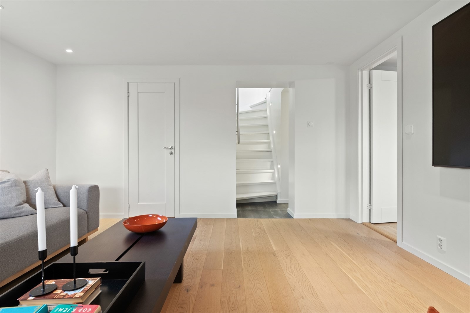 Til venstre er det en romslig og praktisk bod. Galleribilde