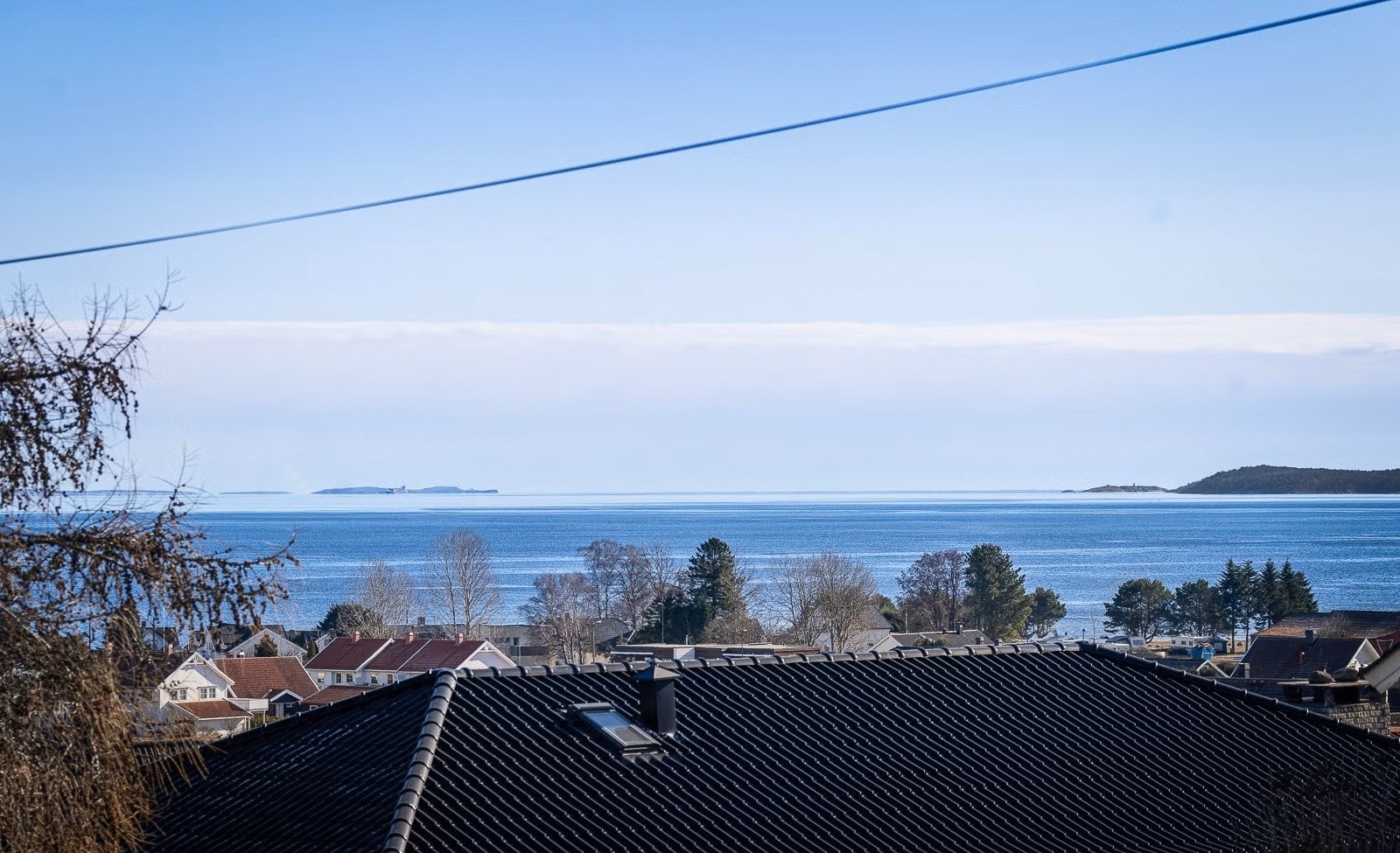 Det er en nydelig utsikt over sjøen fra boligen. Galleribilde