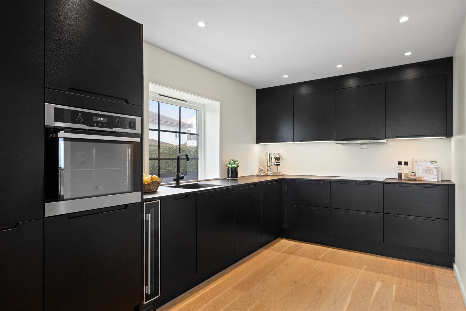 Integrerte hvitevarer med vinskap, kjøleskap/frys, oppvaskmaskin, stekeovn og induksjonstopp følger med handelen. Galleribilde