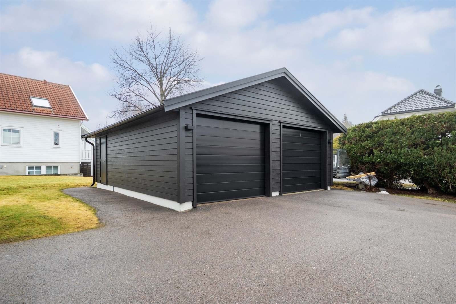 Flott dobbeltgarasje med elbil lader montert inne i garasjen. Galleribilde