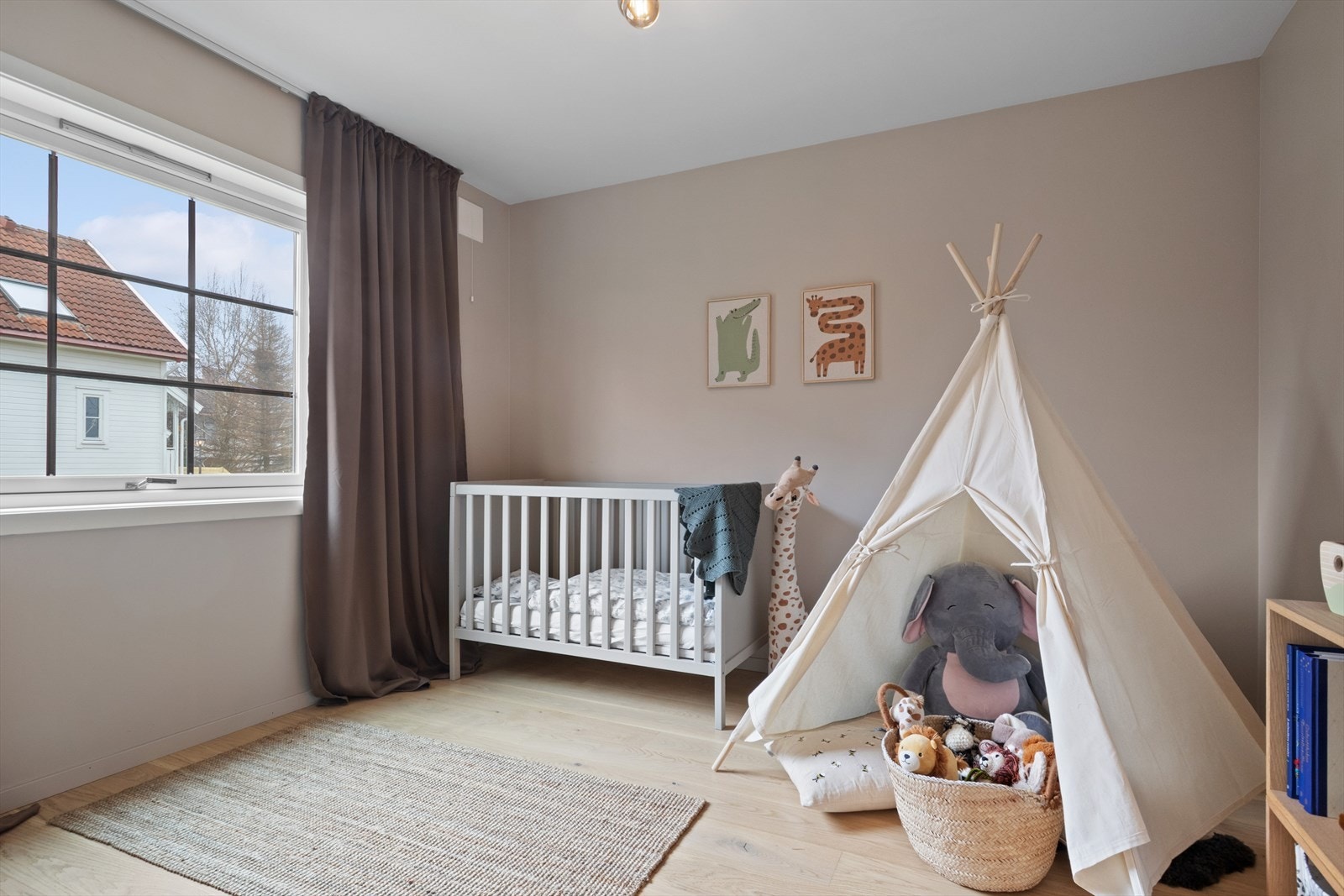 Boligen har fire gode soverom, hvorav tre av de er plassert i boligens hovedetasje. Galleribilde