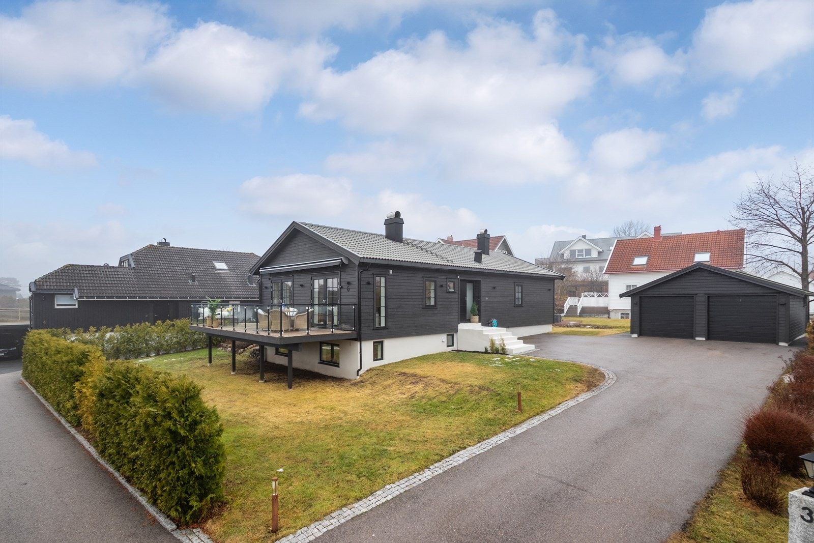 Velkommen til flotte Fredheimsveien 6, presentert av eiendomsmeglere Henning Grødem og Maiken B. Paulsen.
Foto: Bjørn Kjærra Galleribilde