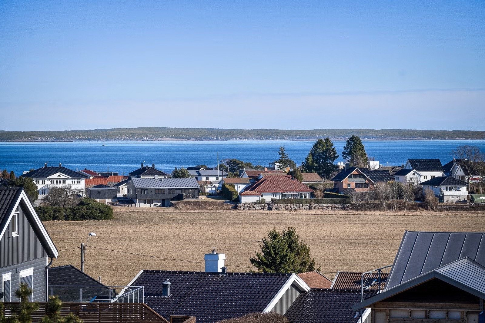 Boligen er høyt og fritt beliggende på attraktive Ringshaug med en fantastisk utsikt. Galleribilde