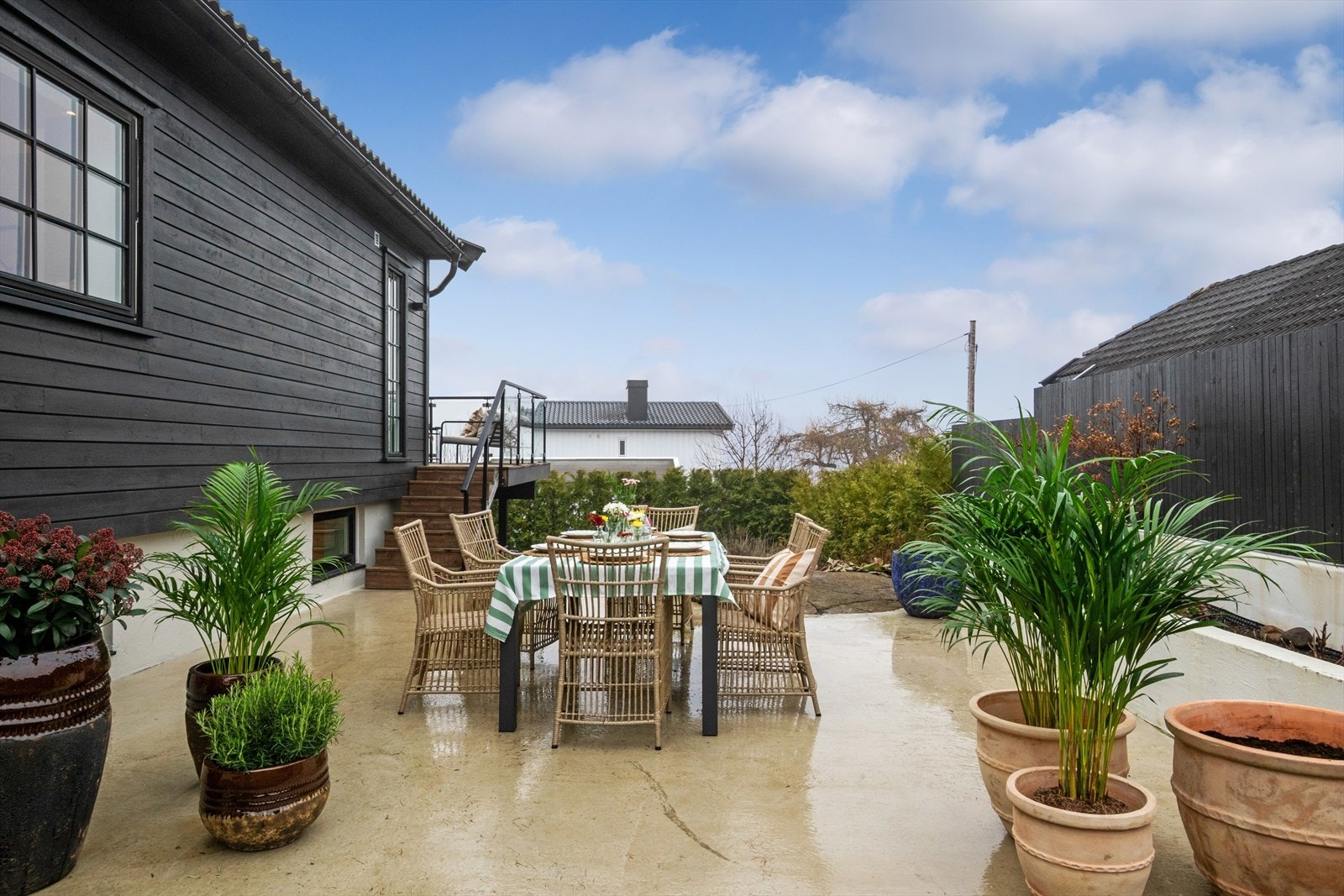 Eiendommen har flere flotte uteområder hvor du kan nyte gode solforhold. Galleribilde