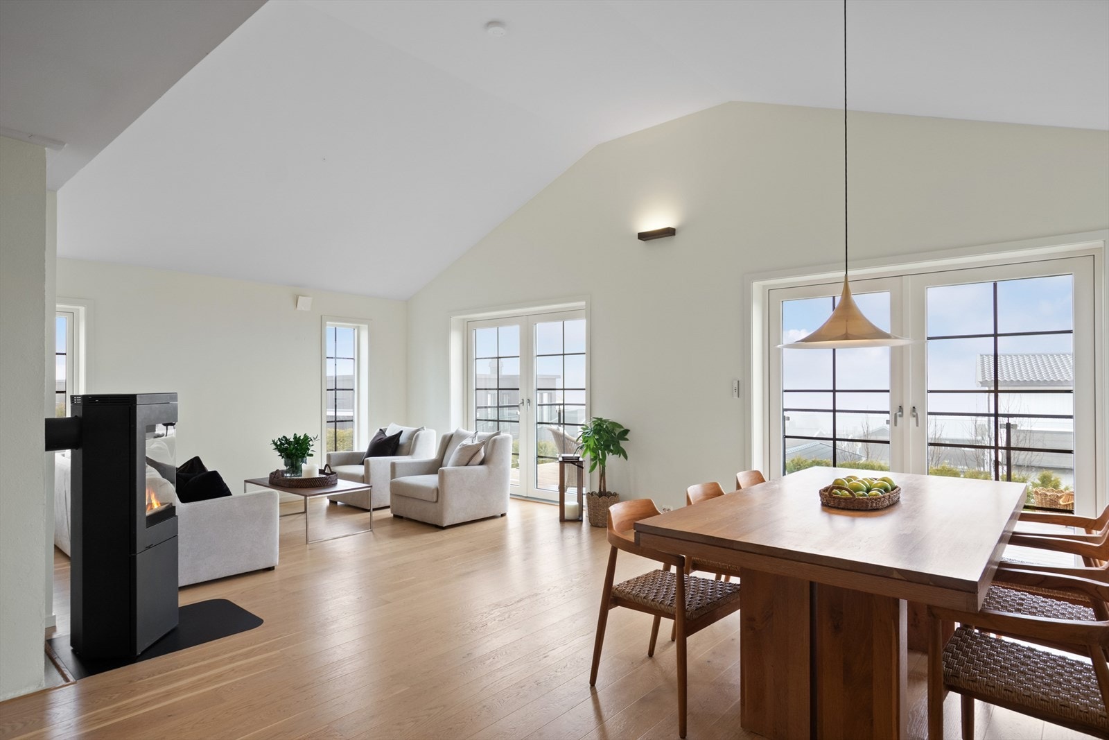 Her får du en herlig stue med store og fine vinduer mot sjøen. Galleribilde